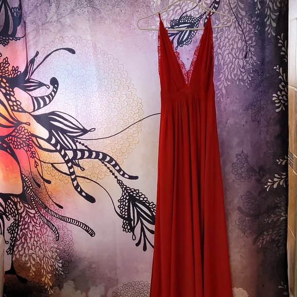 My daughter's beautiful red Windsor prom dress. - Picture 2 of 5